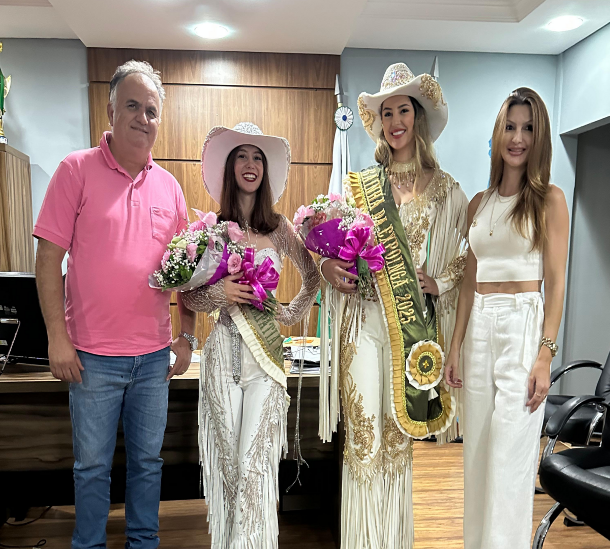 Prefeito recebe vencedoras sarandienses do concurso Garota Country da Expoingá 2025